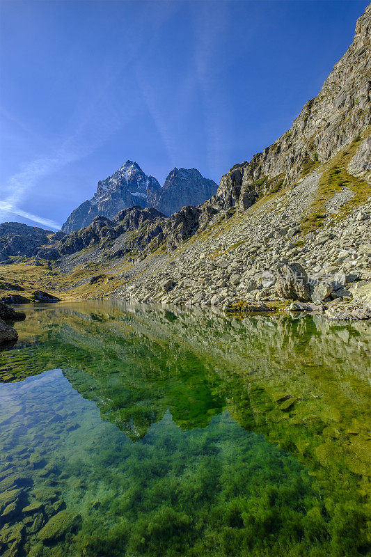 菲奥伦萨湖(Lago Fiorenza)，位于Monviso山脚下，从Pian del Re通往Rifugio Sella的小路上。意大利北部皮埃蒙特的科提亚阿尔卑斯山